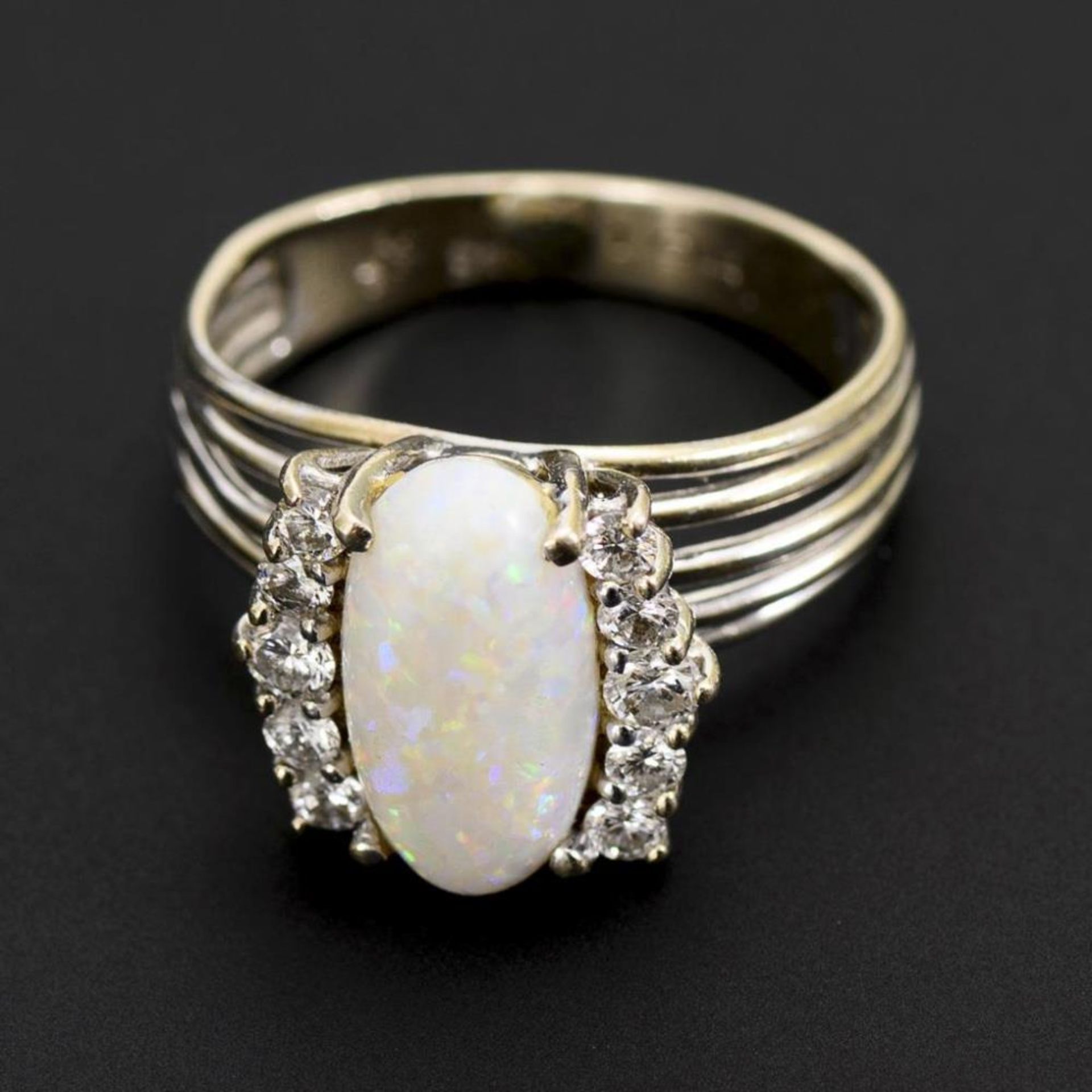 Ring mit Weißem Opal und Brillanten.