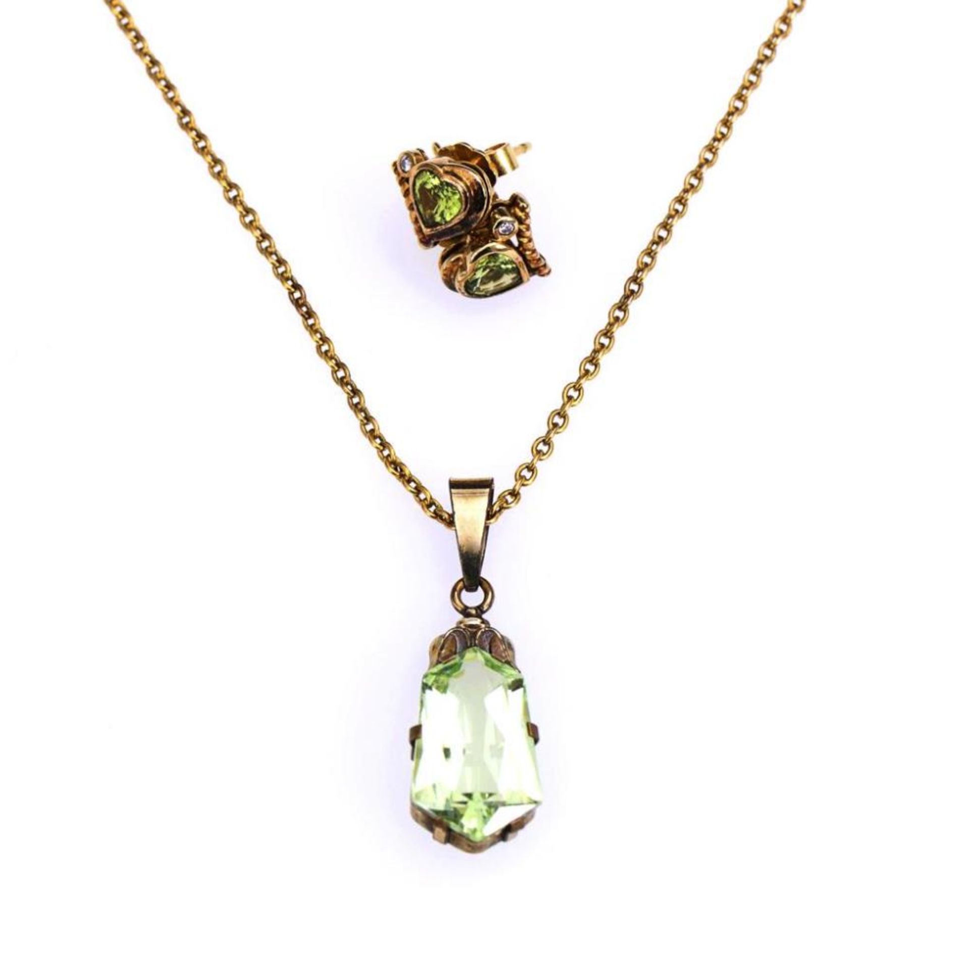 Anhänger mit grünem Stein? und Ohrsteckerpaar mit Peridot und Brillanten.