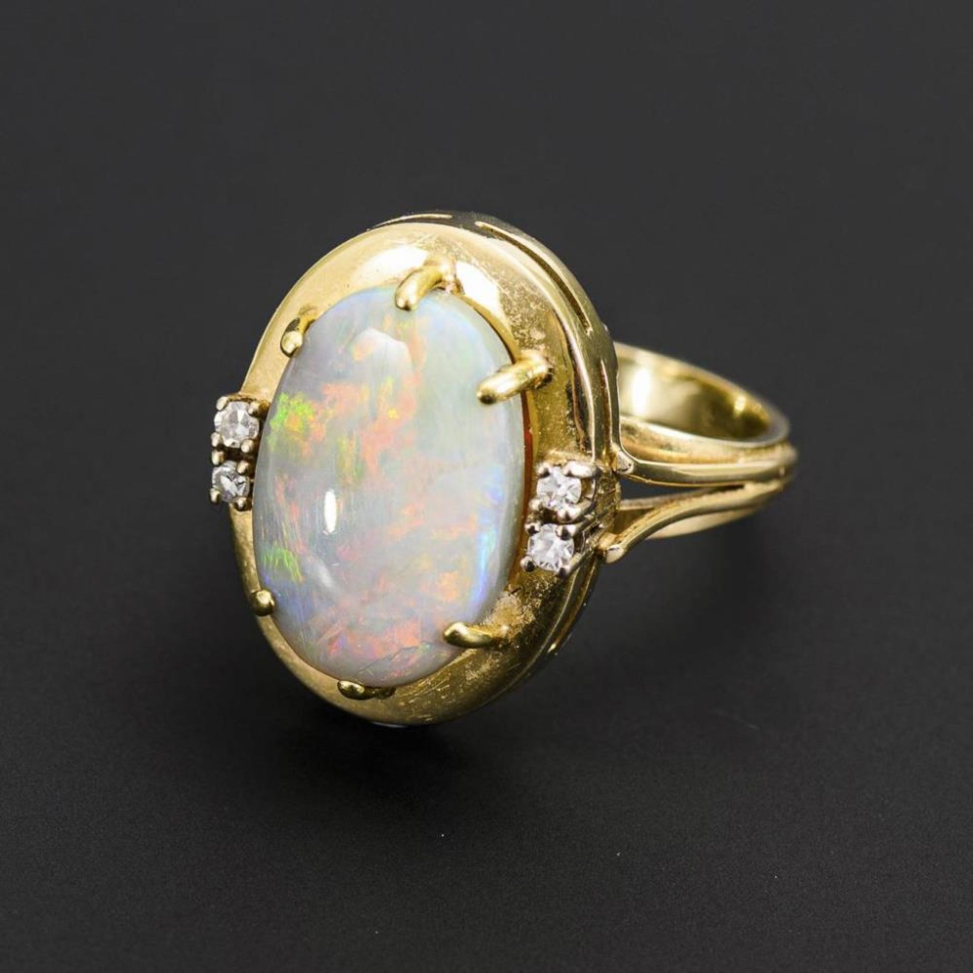 Ring mit Weißem Opal und Diamanten.