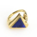 Moderner Ring mit Lapislazuli und Brillanten.