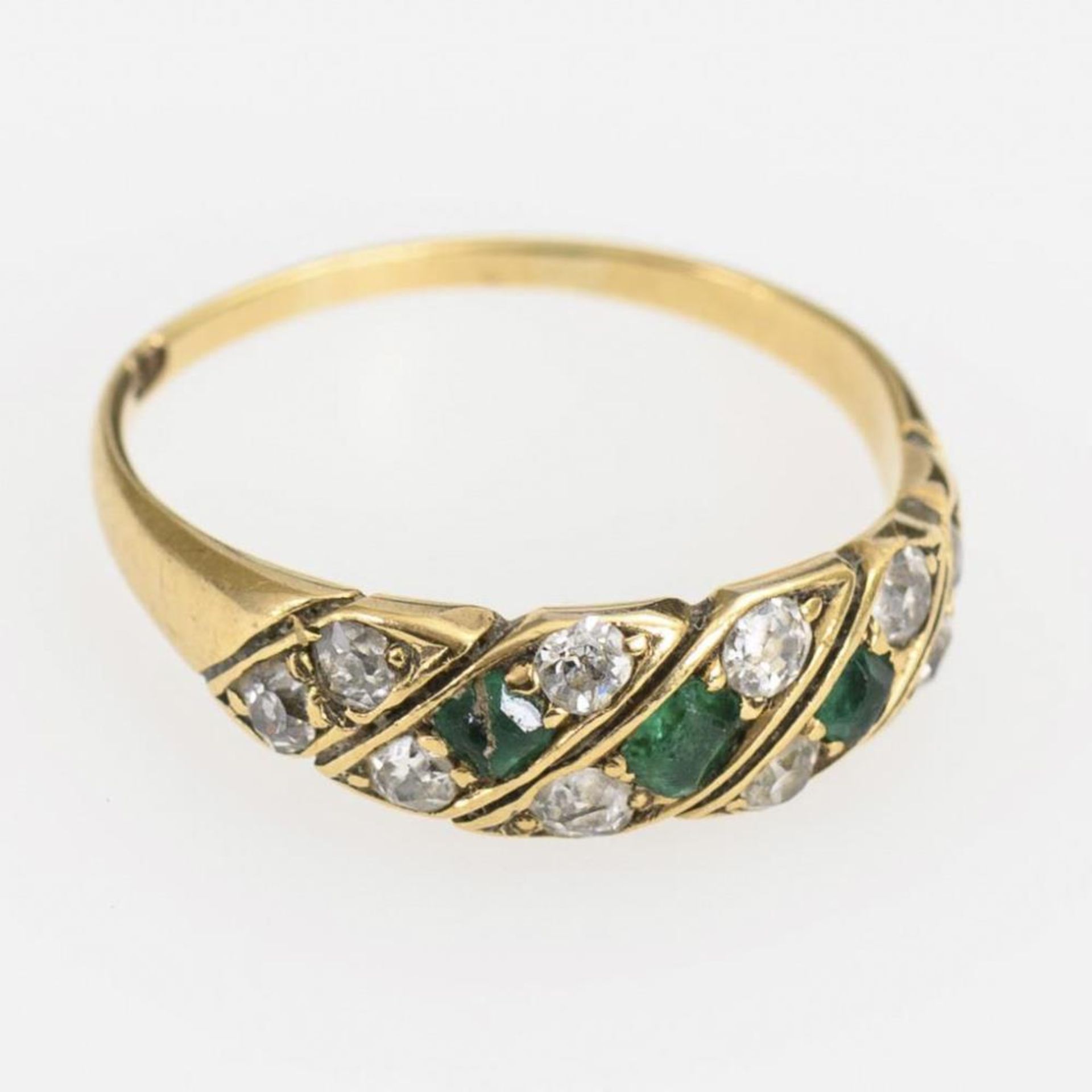 Ring mit Smaragden und Altschliff-Diamanten um 1900.