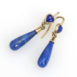 Ohrhängerpaar mit Lapislazuli.