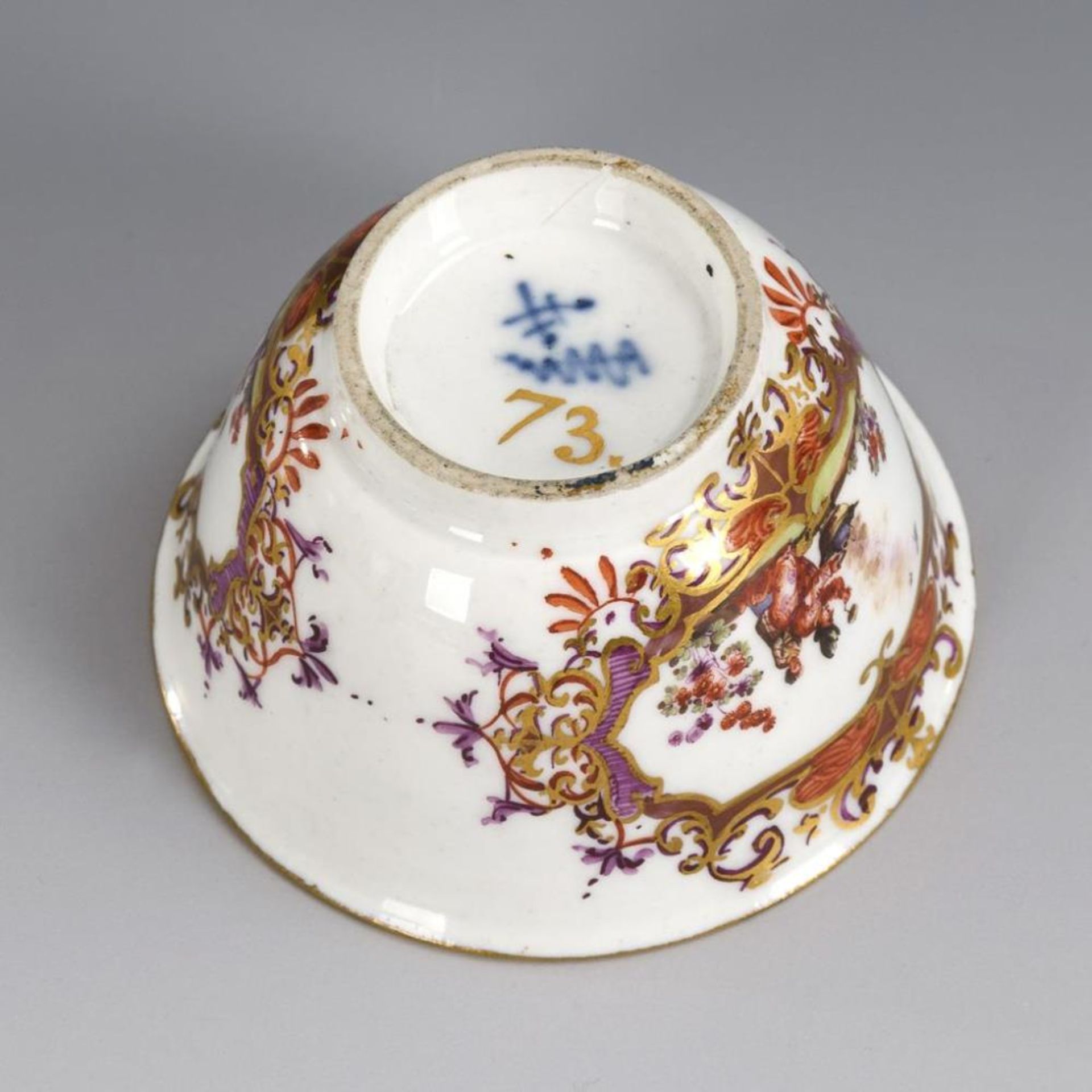 Barockes Koppchen mit Chinoiseriemalerei. Meissen. - Bild 5 aus 6