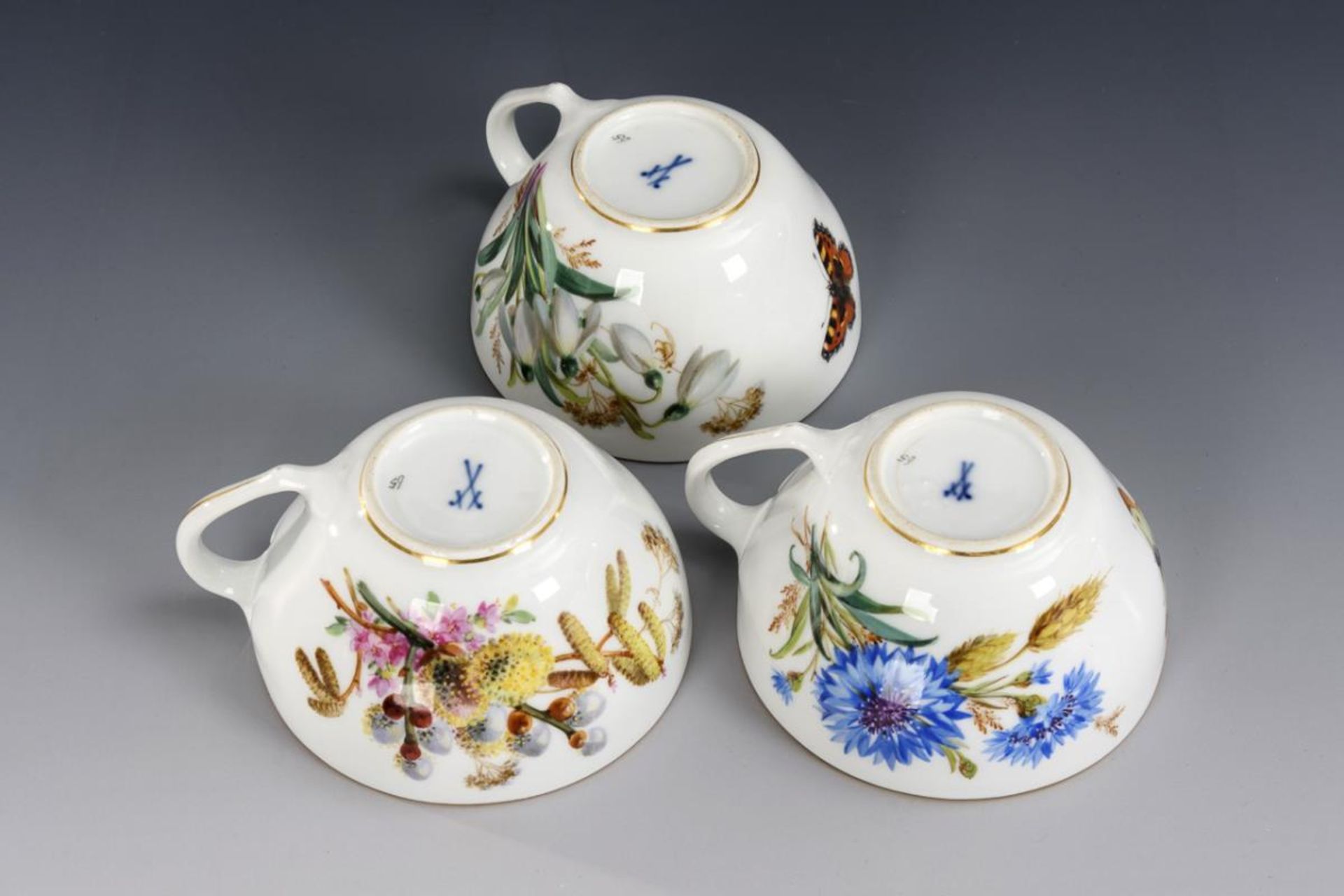 3 Jugendstil-Tassen mit Blumen- und Insektenmalerei. Meissen. - Bild 4 aus 4