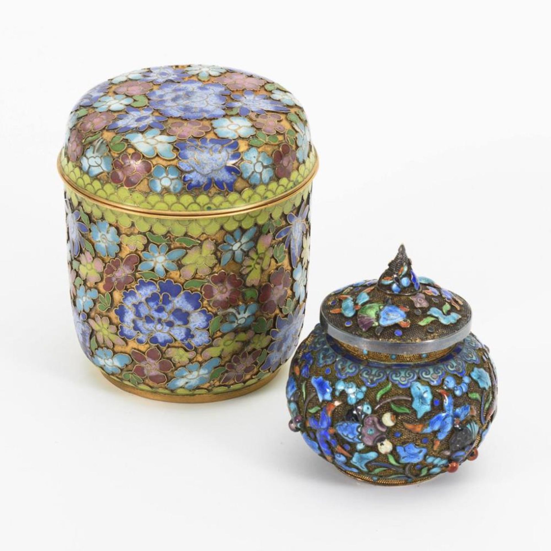 2 aufwändig gearbeitete Cloisonné-Dosen.