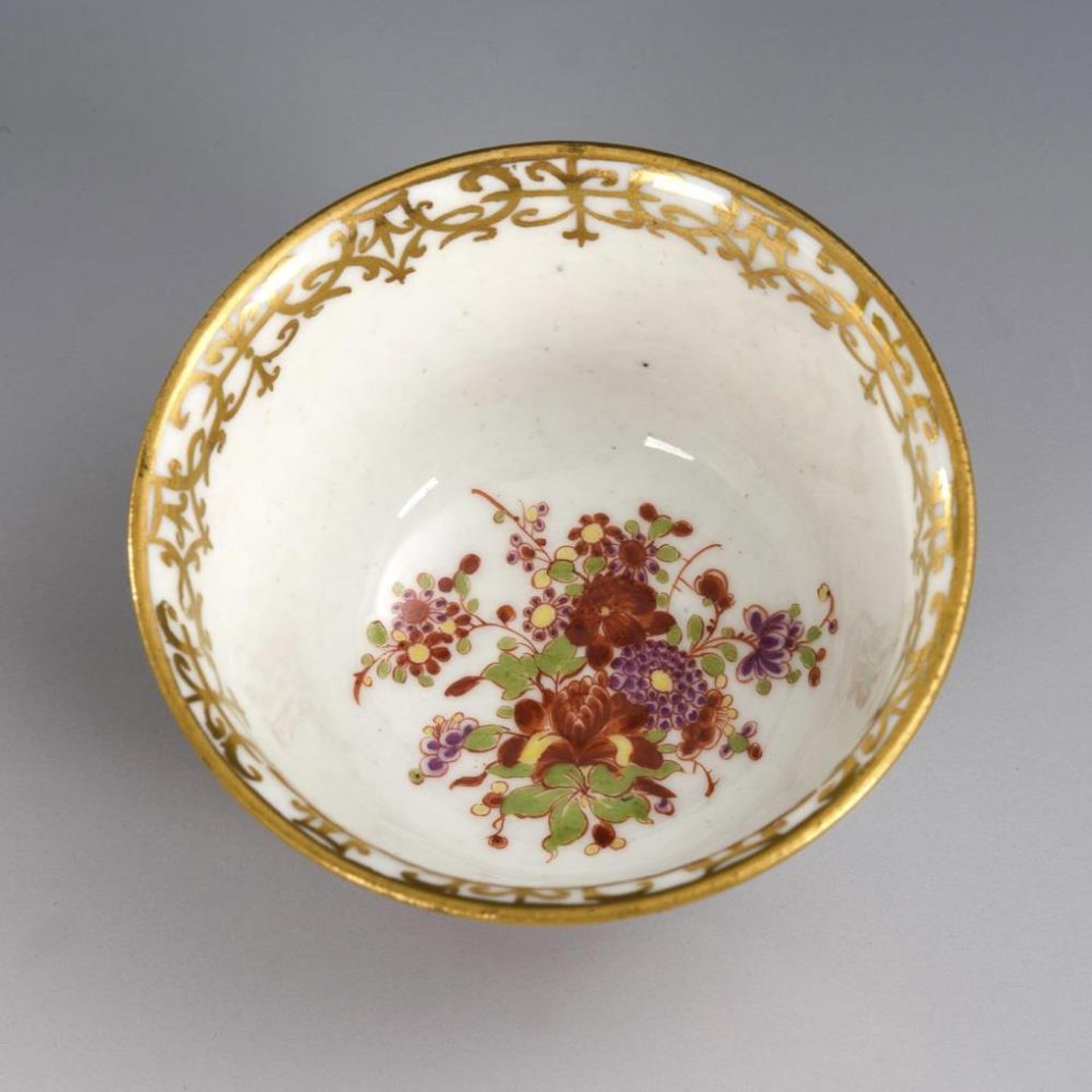 Barockes Koppchen mit Chinoiseriemalerei. Meissen. - Bild 3 aus 6