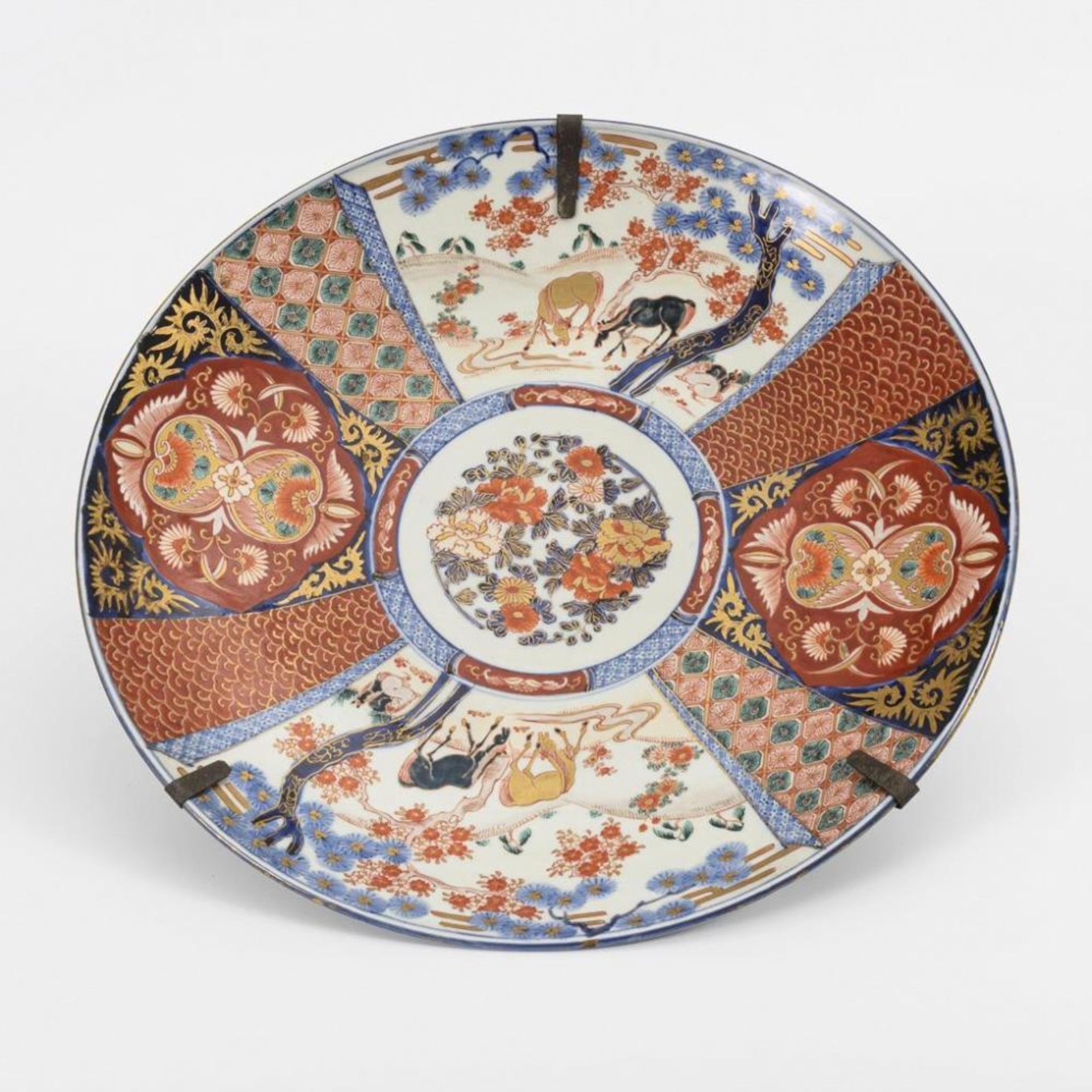 Großer Imari-Wandteller mit Pferden.