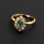 Ring mit Smaragd und Altschliff-Diamanten, um 1900.
