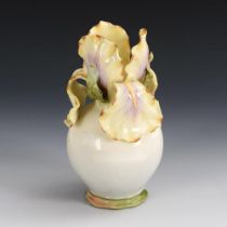 Jugendstil-Vase mit Irisblüte.