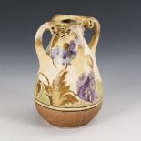 Jugendstil-Vase mit violettem Schlafmohn.