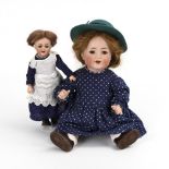 2 Puppen "Mein Lieblingsbaby" mit blau-weiß getupften Kleidern. Kämmer & Reinhardt.