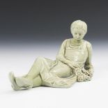 Jugendstil-Figur: Liegendes Mädchen mit Blumen.