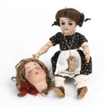 Puppenmädchen und Kopf einer Puppe. C.F. Kling und Armand Marseille.