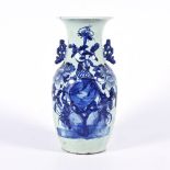 Vase mit Unterglasur-Blaumalerei und Handhaben.