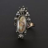 Antiker Ring mit Miniatur und Perlchen.