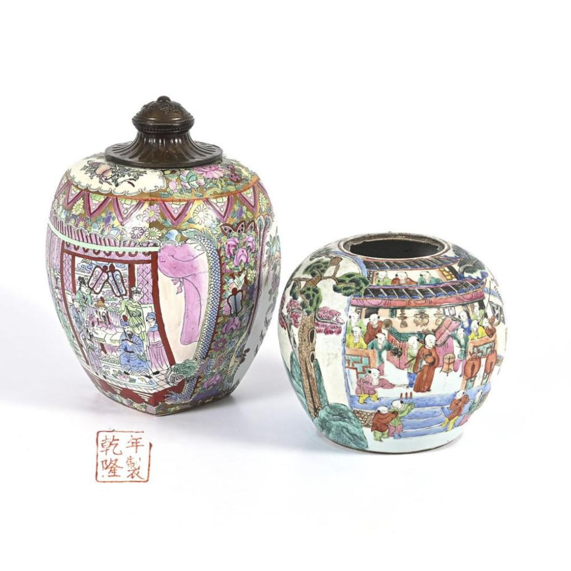 2 asiatische Vasen mit reicher Bemalung.