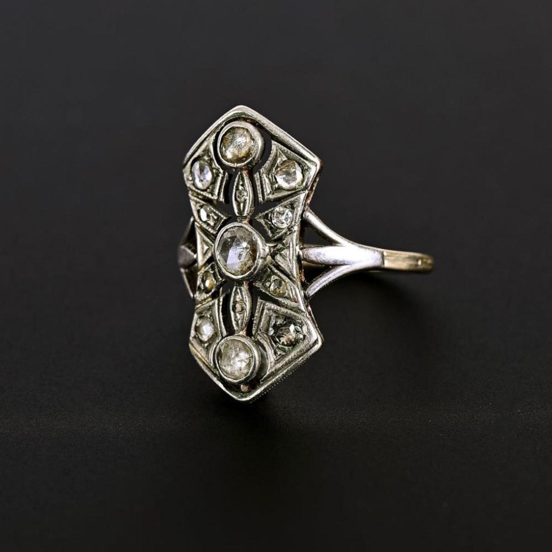 Art-déco-Ring mit Altschliff-Diamanten.