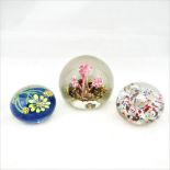 Drei Paperweights