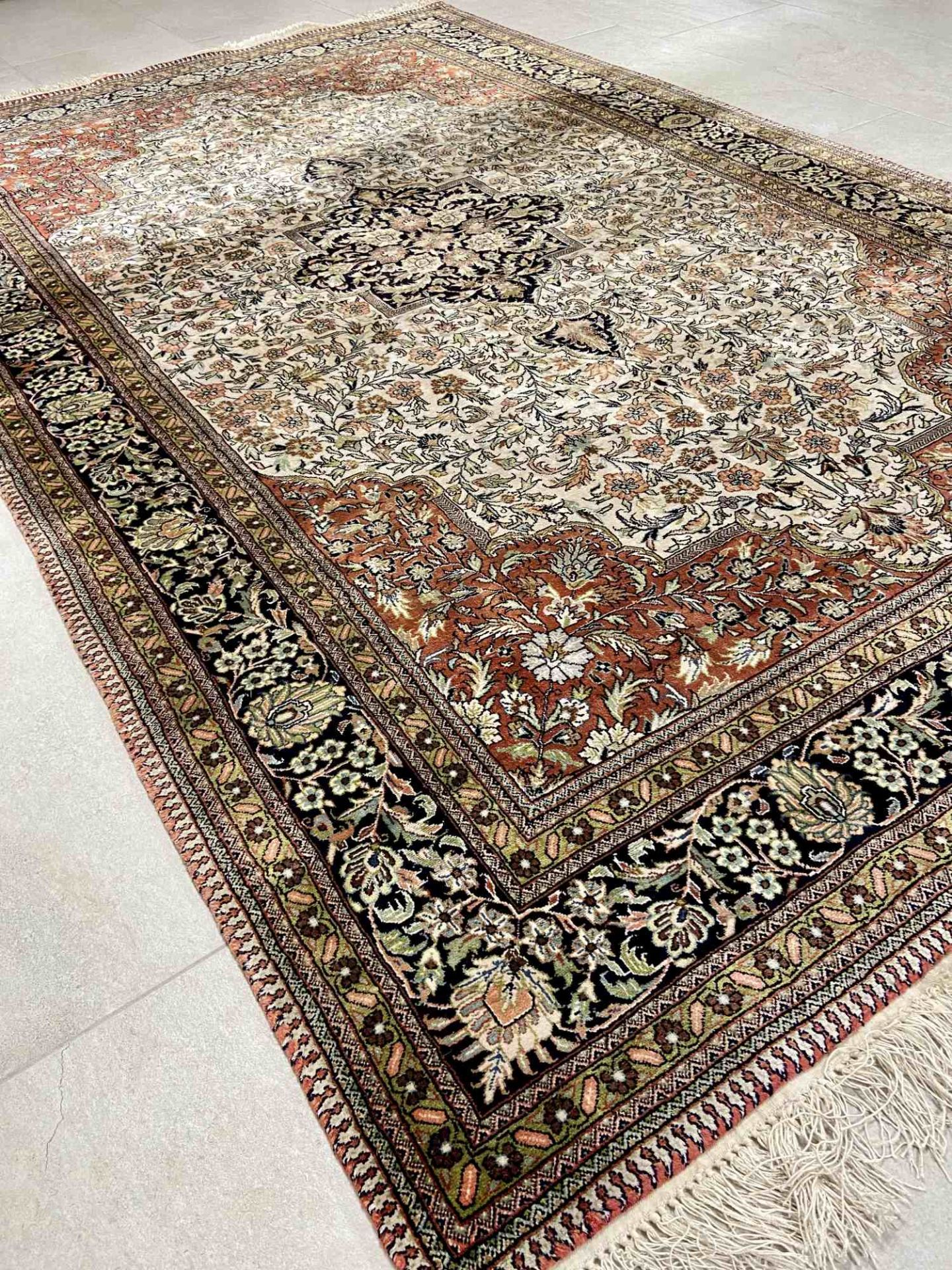 Handknotted oriental silk carpet, Kashmir - 250 x 155cm - Image 2 of 4