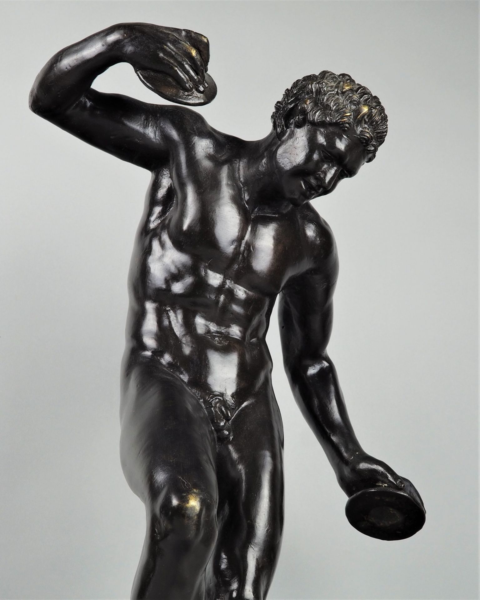 Männlicher Bronze-Akt eines tanzenden Fauns in imposanter Größe, 59cm - Bild 2 aus 4