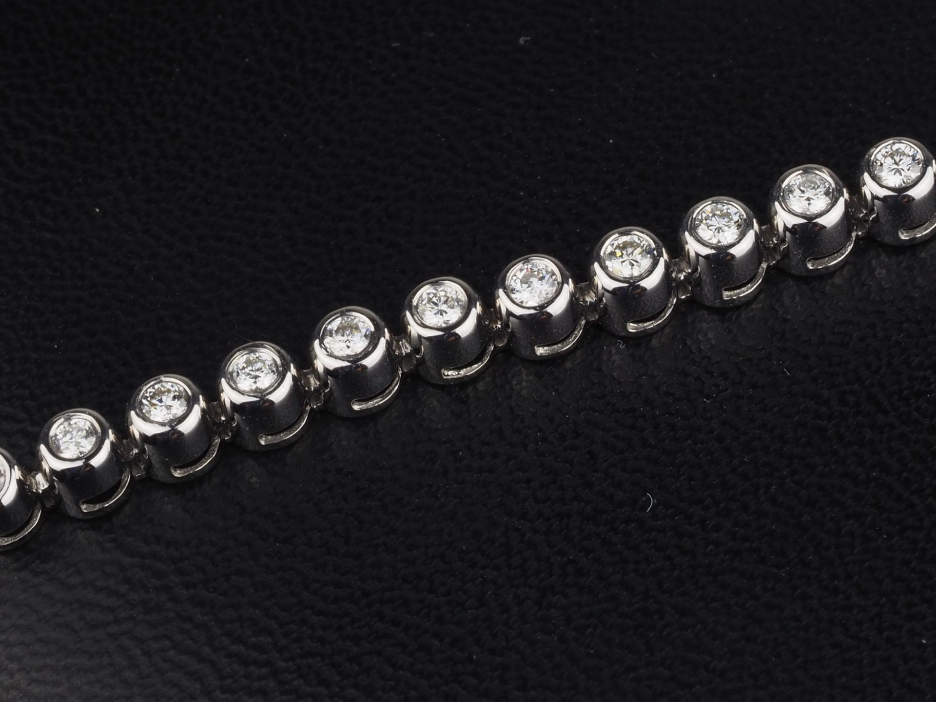 14kt. Weißgold-Tennisarmband mit 57 Diamanten, ca. 1.10ct. - Bild 3 aus 5