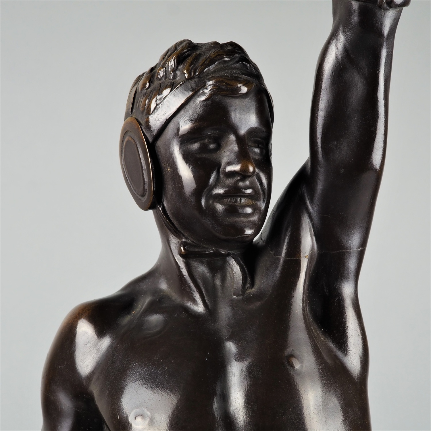 Large bronze of a victorious fist fighter by Heinrich Baucke around 1900, H. 66cm (26 in) - Image 4 of 5