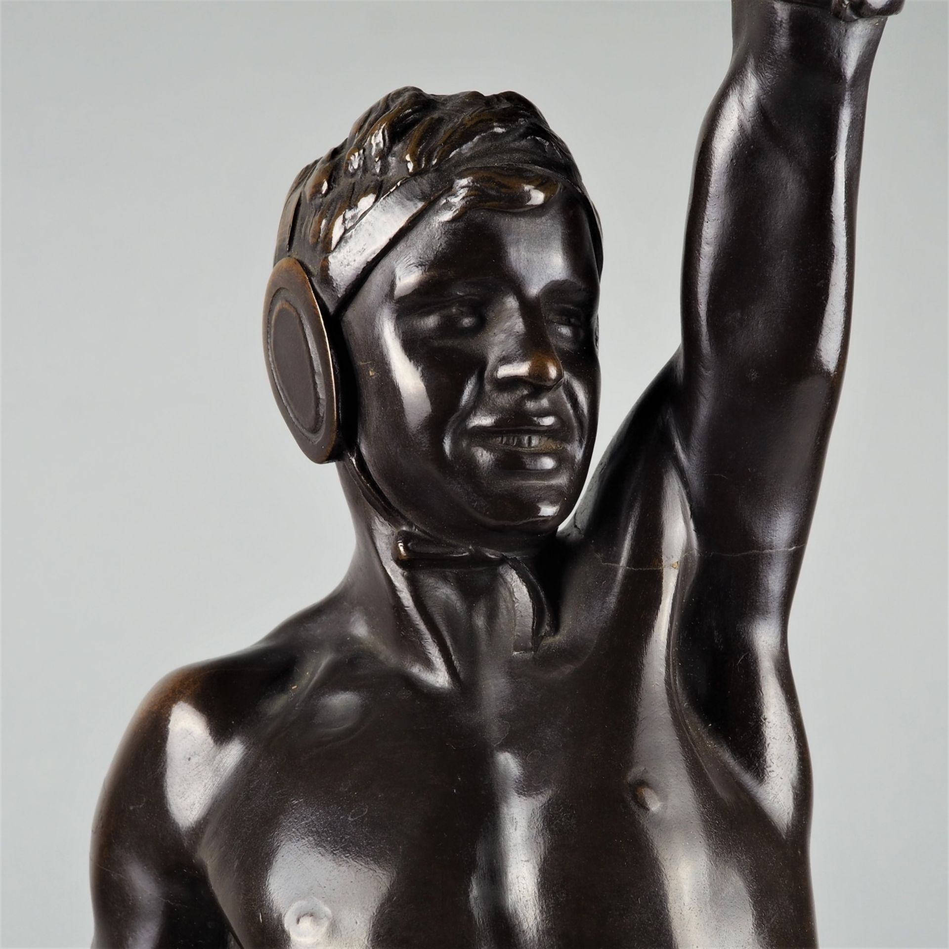 Große Bronze eines siegreichen Faustkämpfers von Heinrich Baucke um 1900, H. 66cm - Bild 4 aus 5