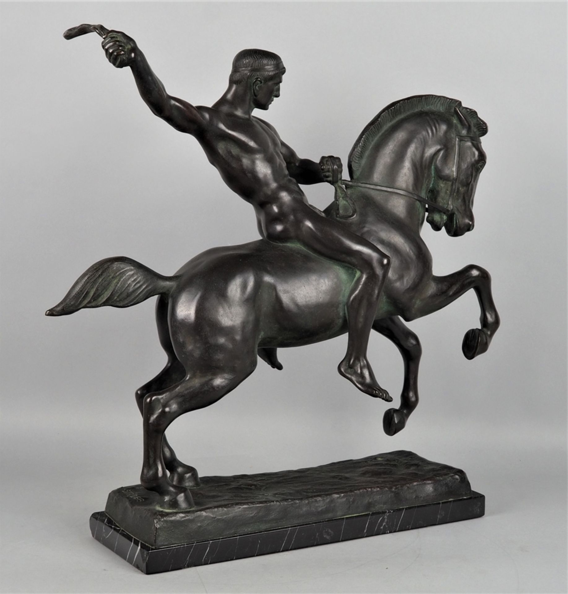 Heroische Bronze eines Kriegers auf dem Rücken eines galoppierenden Pferdes von Berthold Stölzer 19 - Bild 5 aus 6