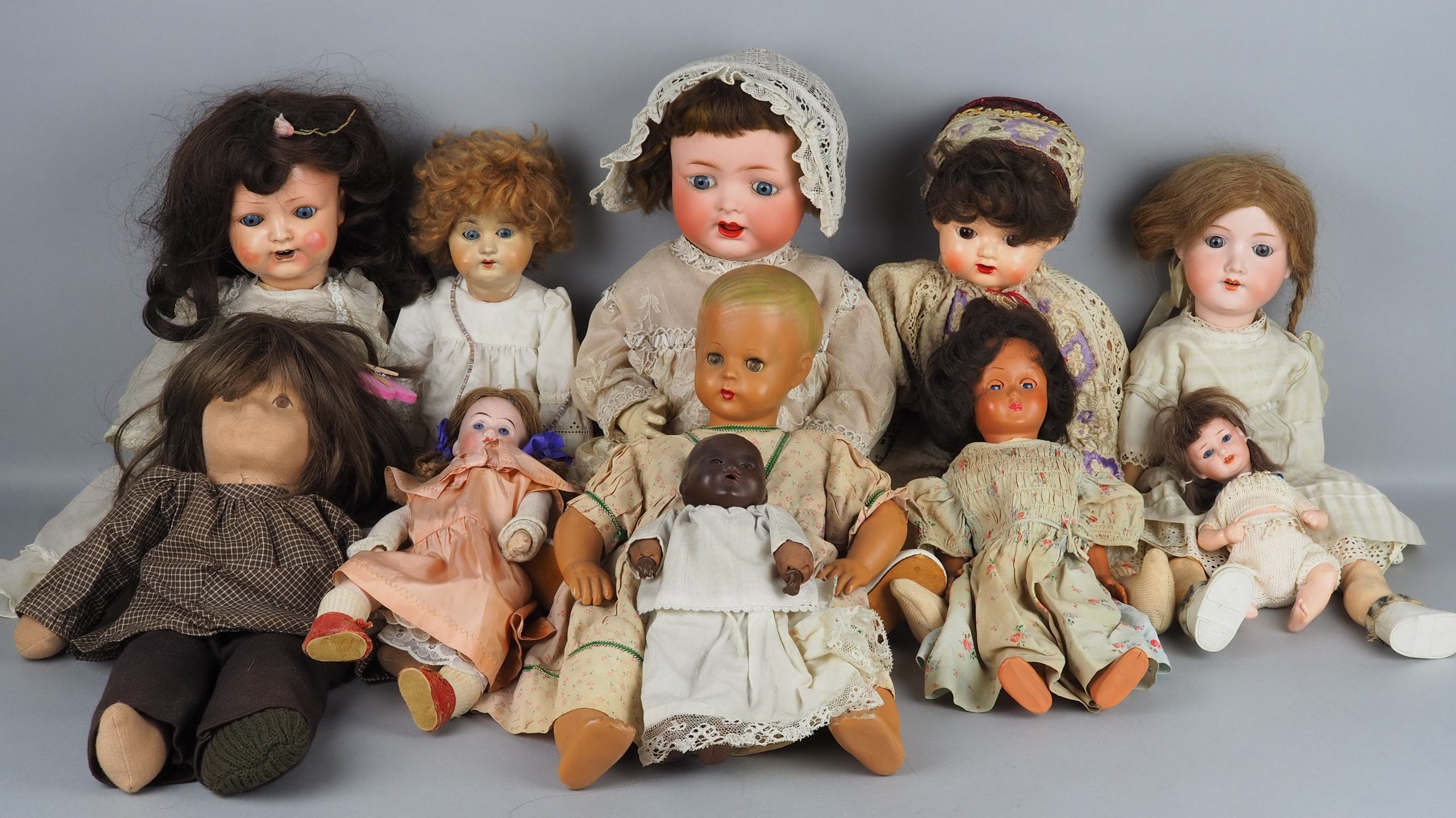 Large convolute with 11 dolls