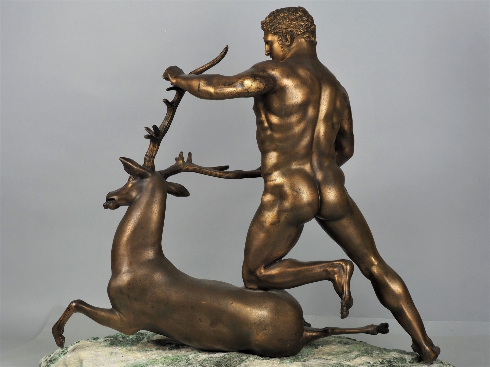 Muskulöser männlicher Akt des Herkules im Augenblick als er die Kerynitische Hirschkuh fängt, impos - Bild 5 aus 5