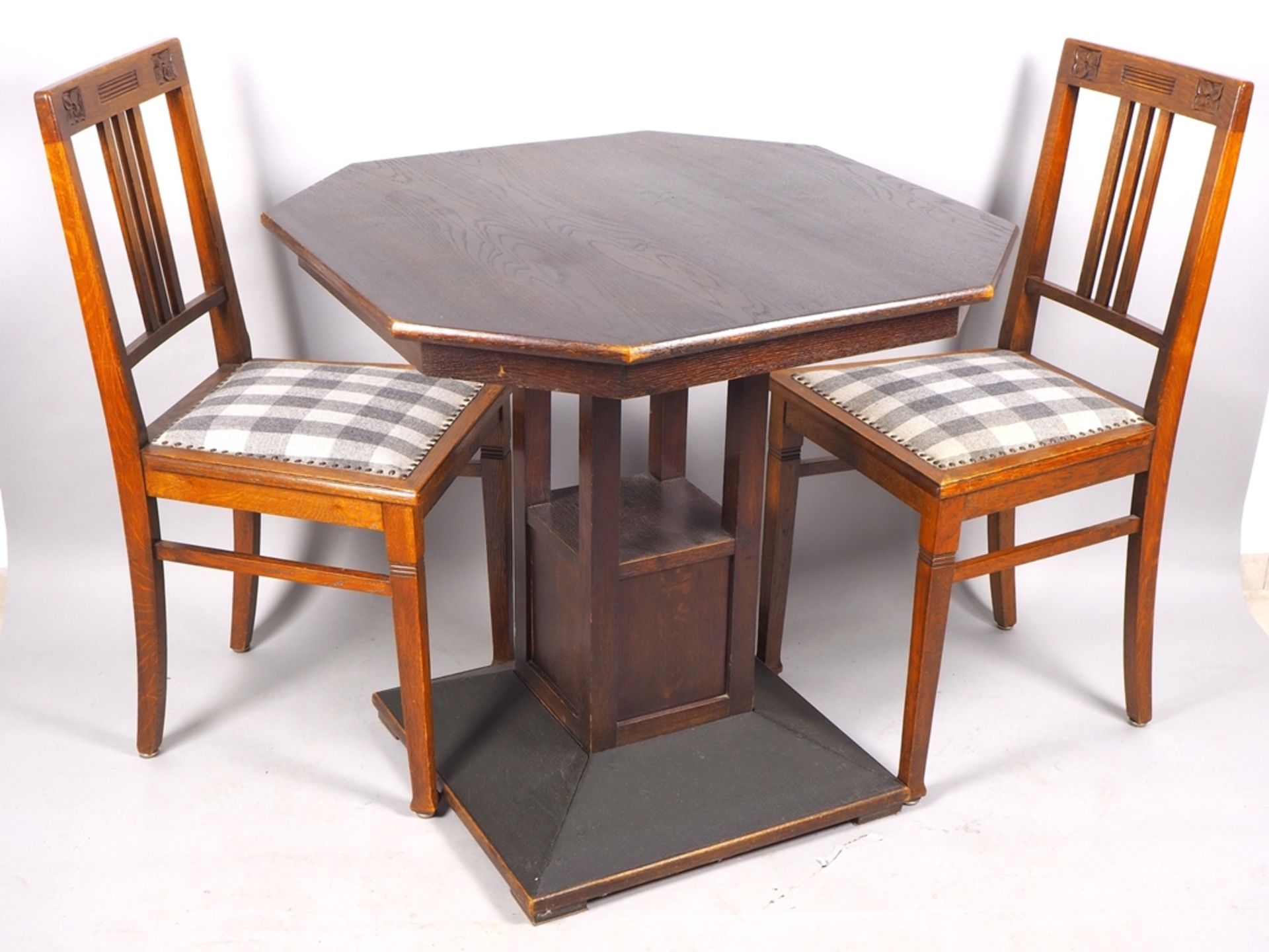 Tisch + zwei Stühle, um 1920