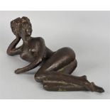 Bronzefigur liegender Damenakt, 20. Jh.