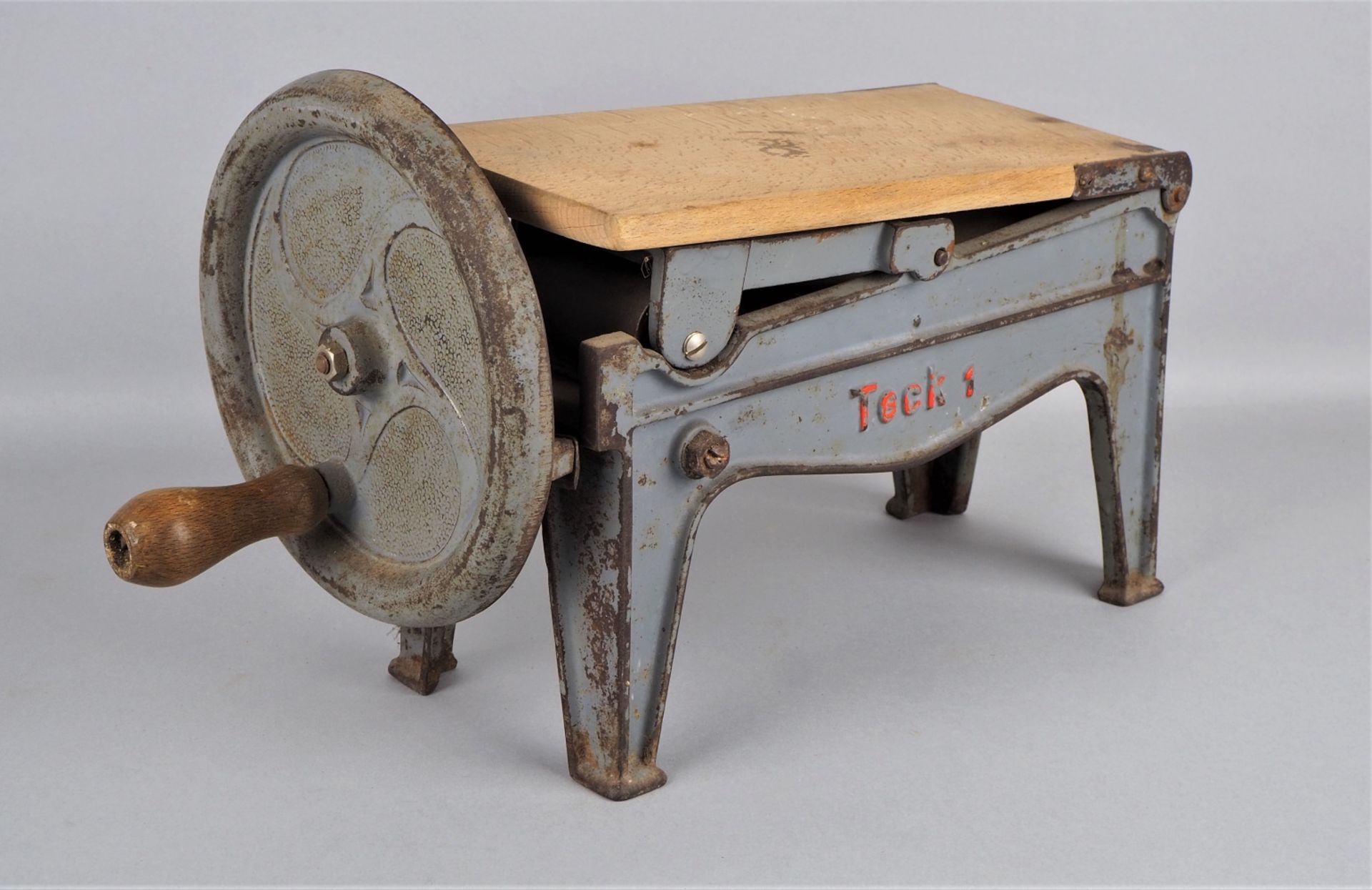 Tobacco cutter with crank, around 1900.