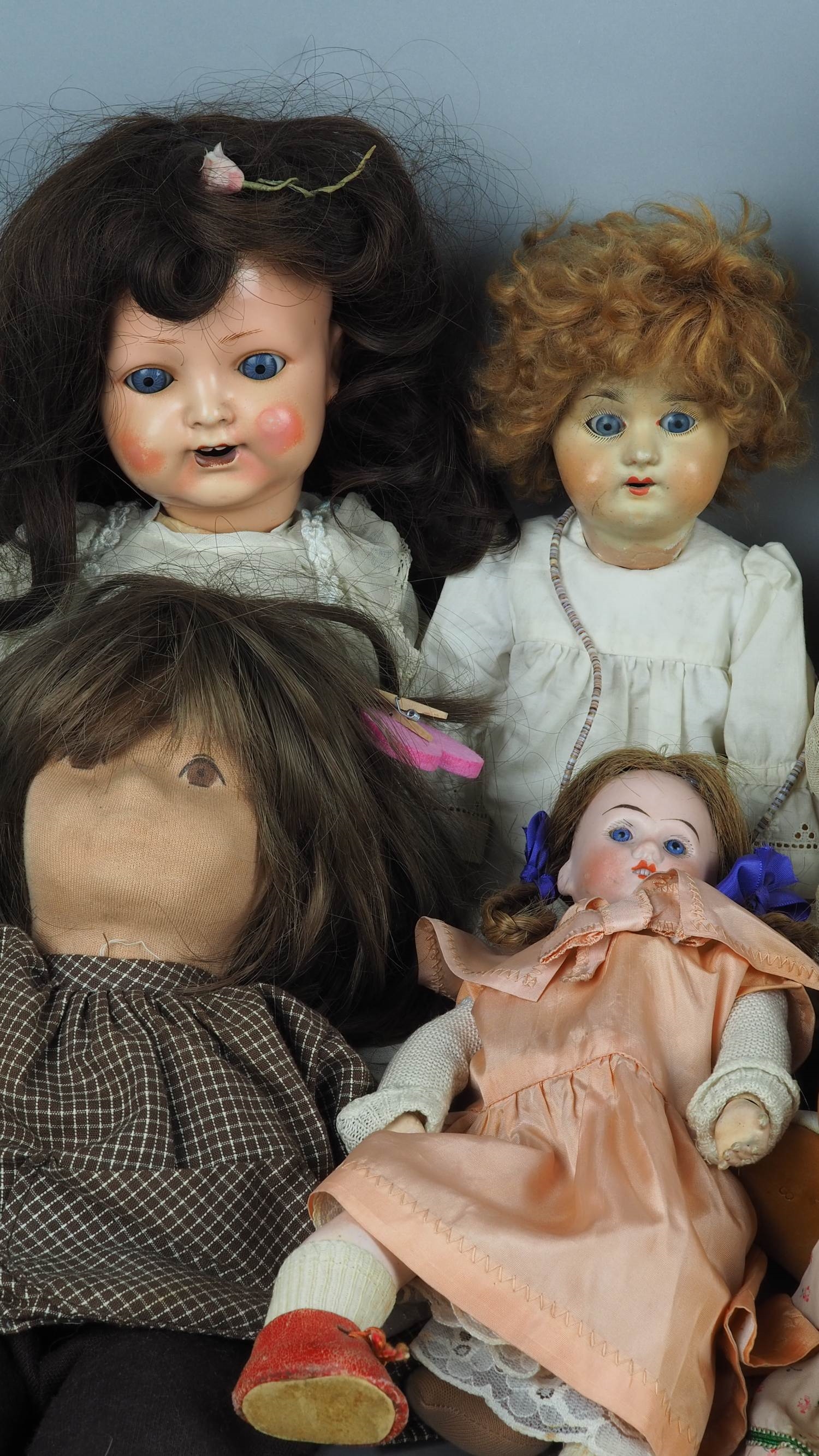 Large convolute with 11 dolls - Image 2 of 10