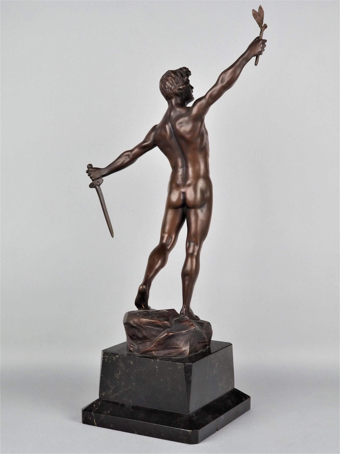 Bronze eines siegreichen Kriegers von Schmidt-Hofer - Bild 3 aus 4