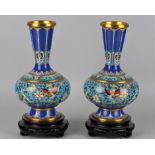 Paar Vasen mit Emaille Verzierungen, Cloisonné Vasen