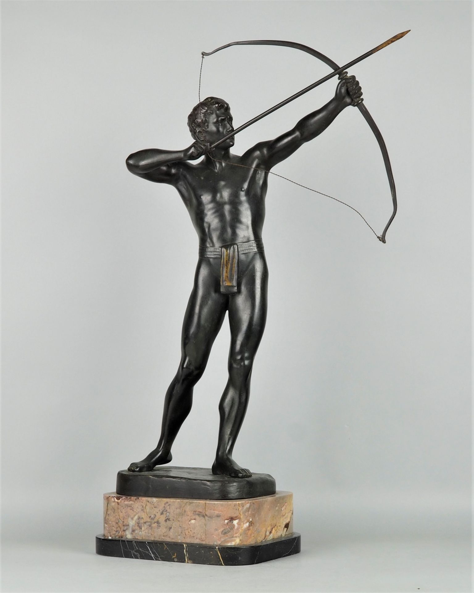 Athletischer imposanter Männerhalbakt eines Bogenschützen von Schmotz um 1900