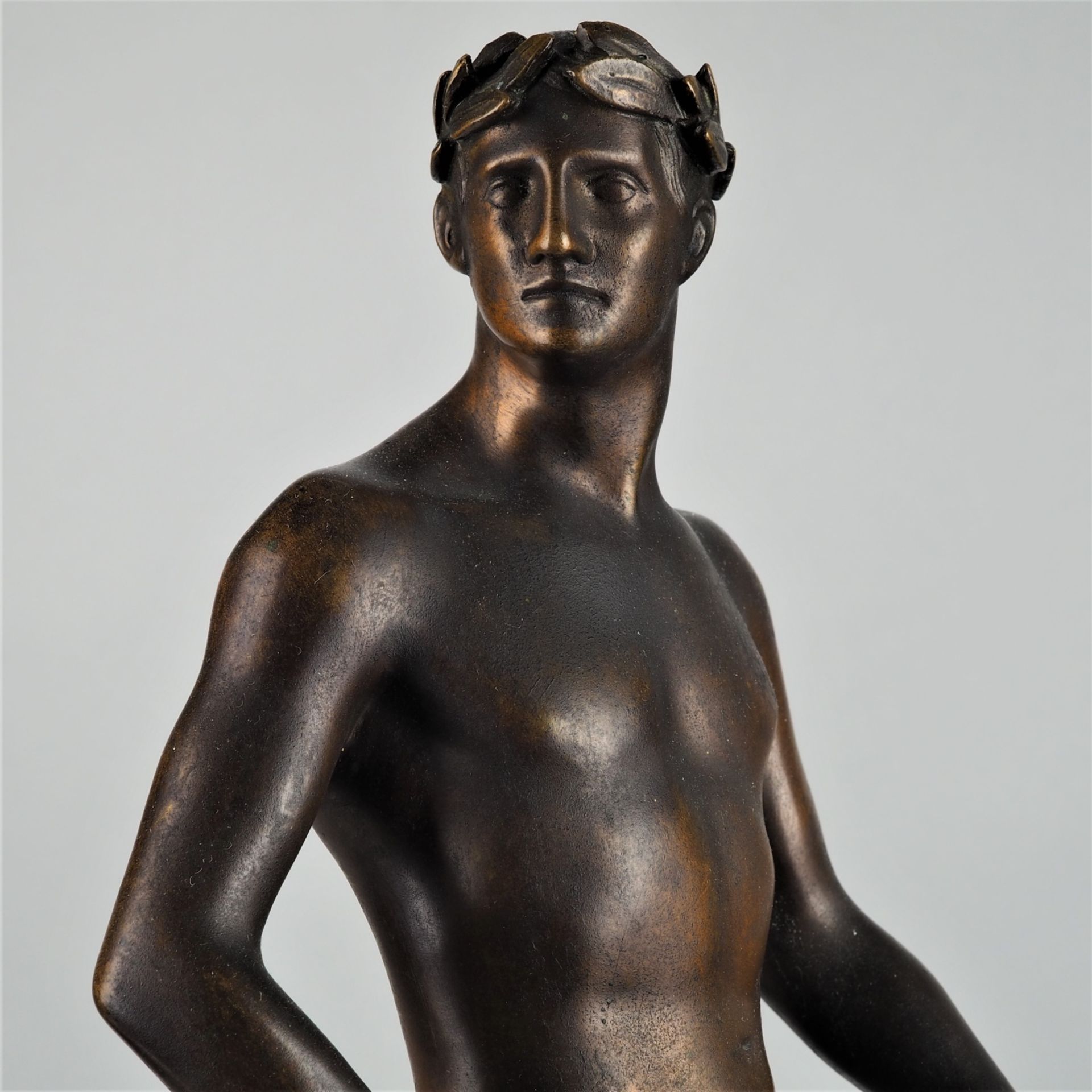 Imposante und außergewöhnlich seltene Bronze von Albert Hinrich Hussmann (fecit) eines männlichen A - Bild 5 aus 8