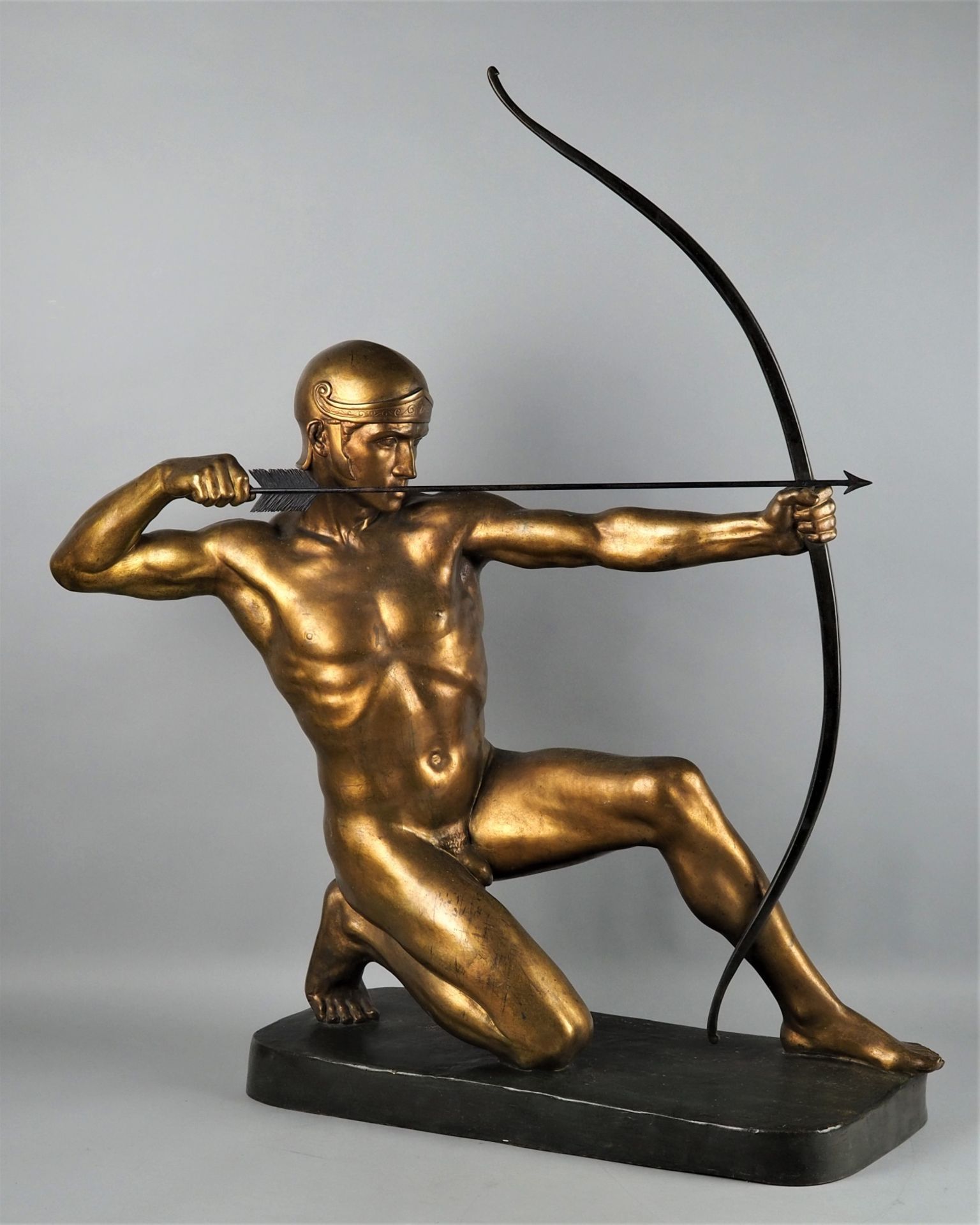 Monumentale Bronze eines knieenden Bogenschützen von Rudolf Kaesbach, H. 88cm