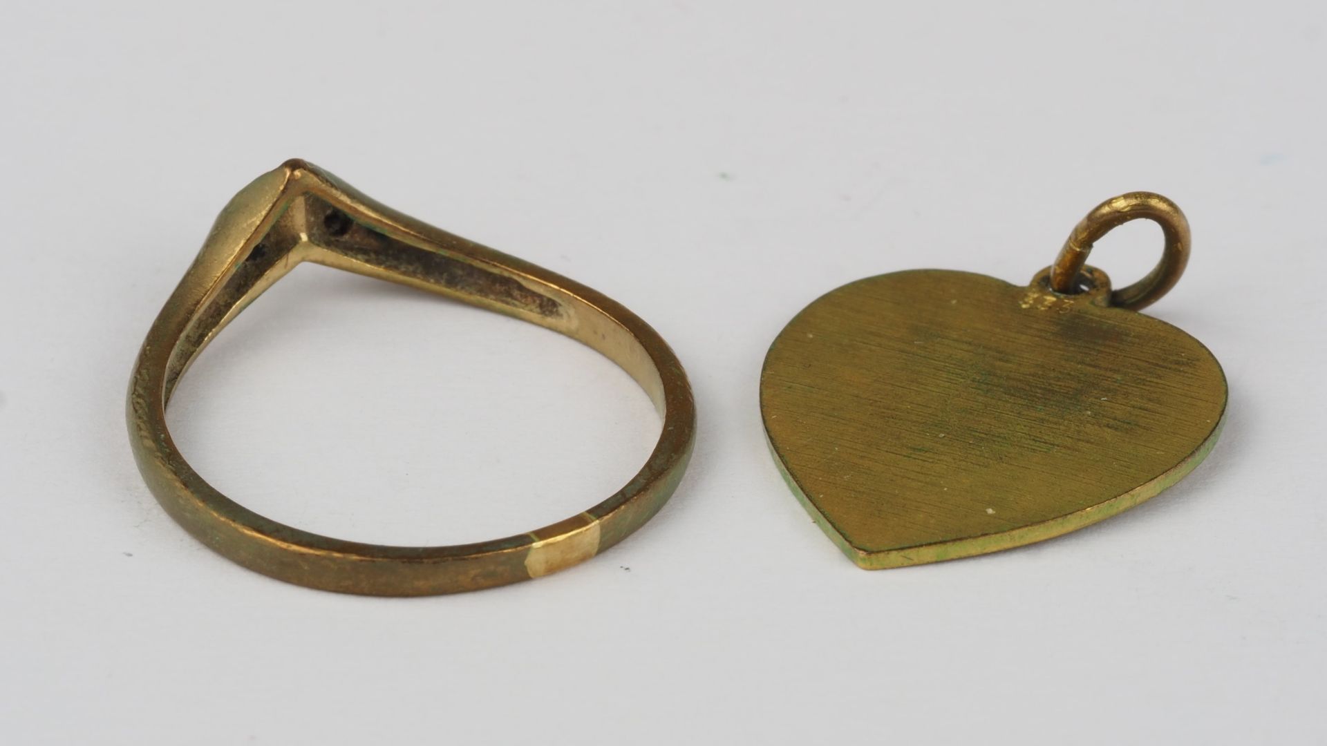 2 parts jewelry, pendant "J" + ring, 8kt gold. - Image 2 of 2
