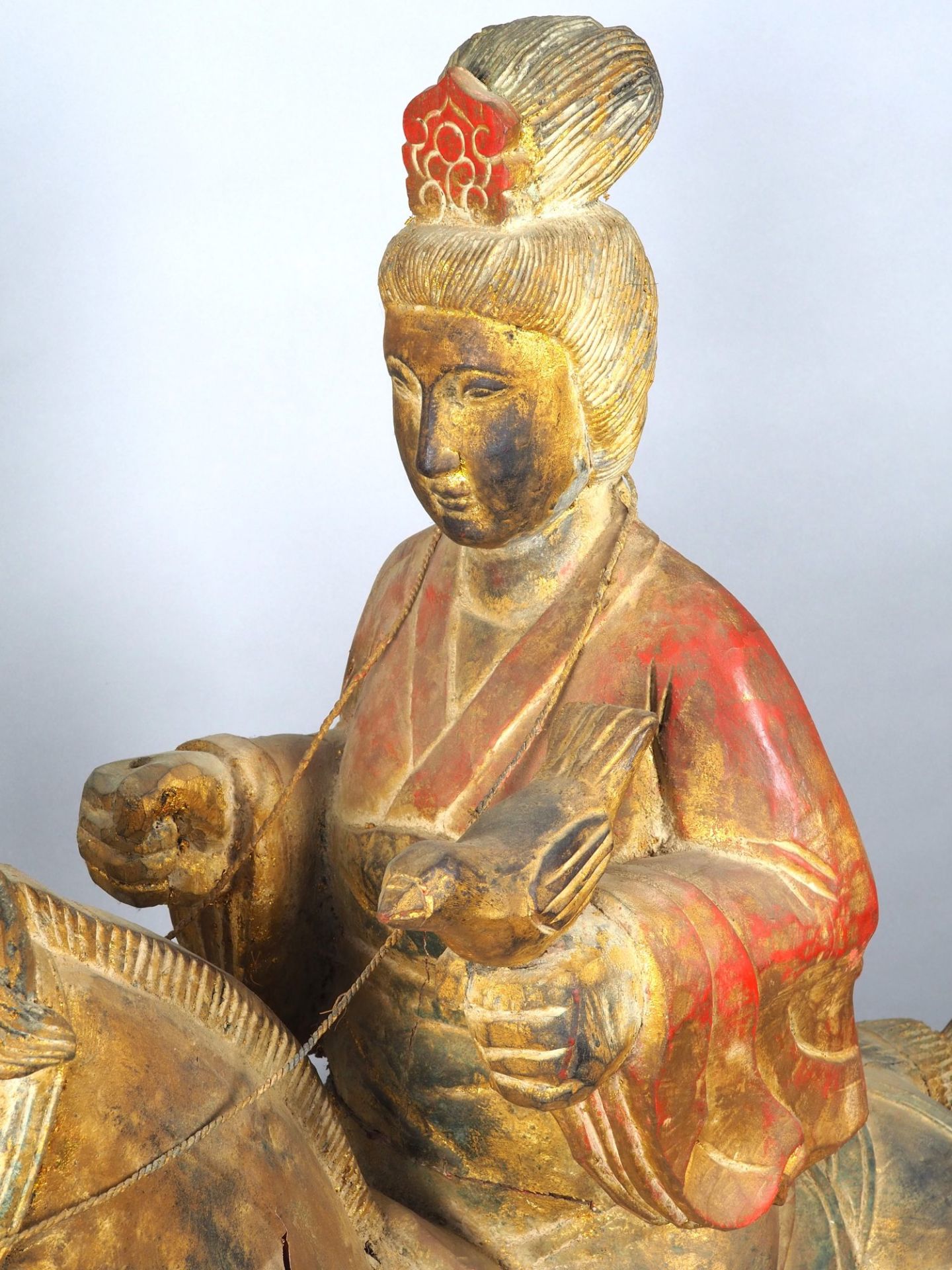 Große chinesische Reiter Skulptur, wohl Göttin Guanyin zu Pferd, Tang-Dynastie Stil, 19. Jh. - Bild 2 aus 8