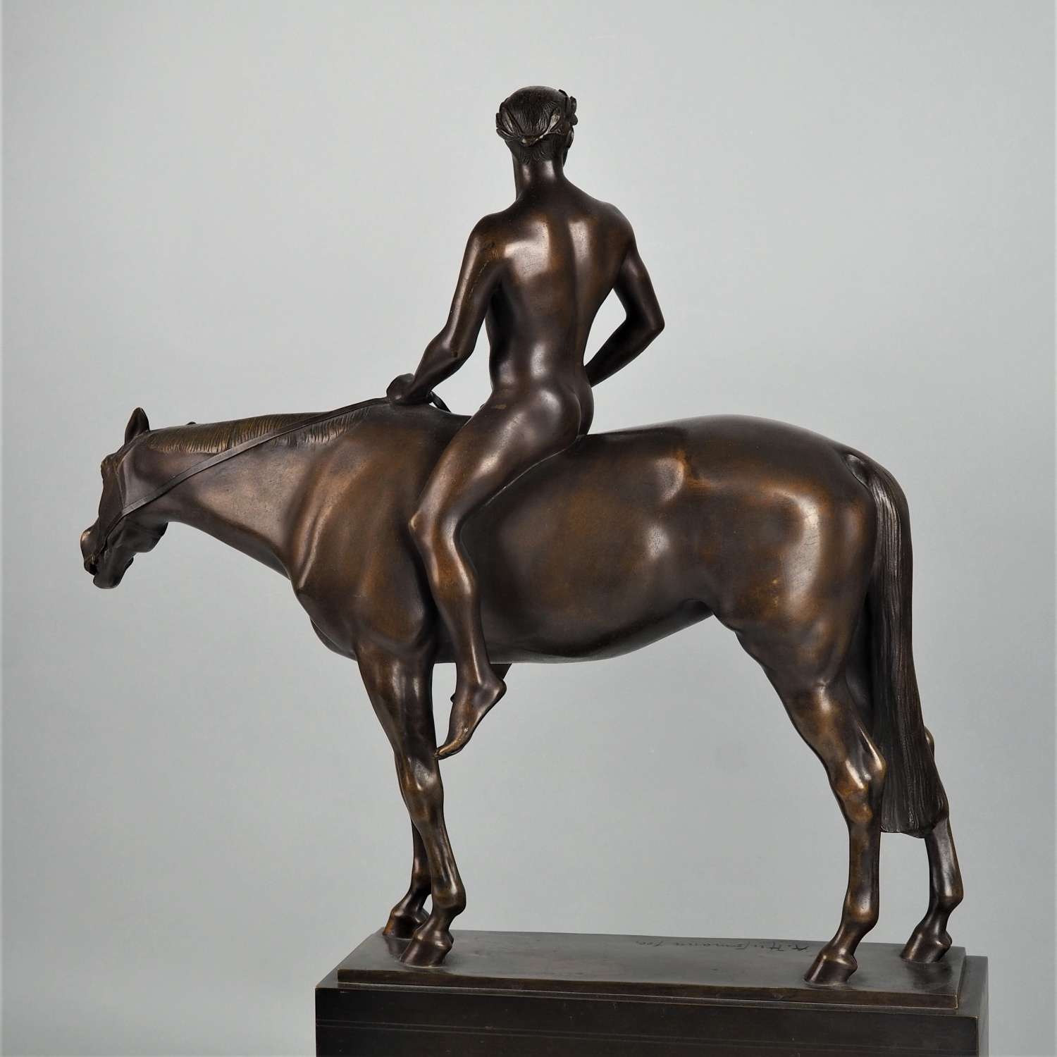 Imposing and exceptionally rare bronze by Albert Hinrich Hussmann (fecit) of a male nude (winner) o - Image 4 of 8