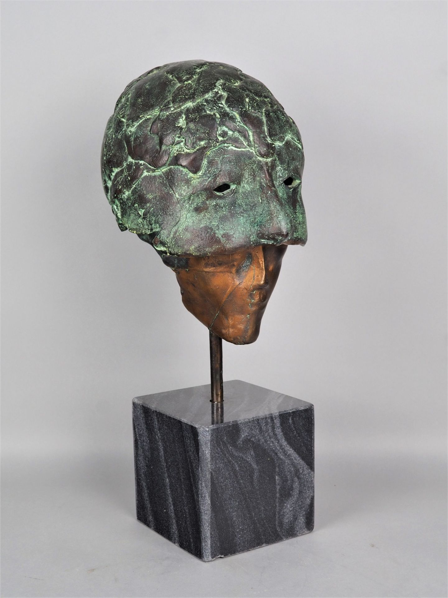 Bronzeplastik Kopf mit Maske - monogrammiert "A.P.", 1999