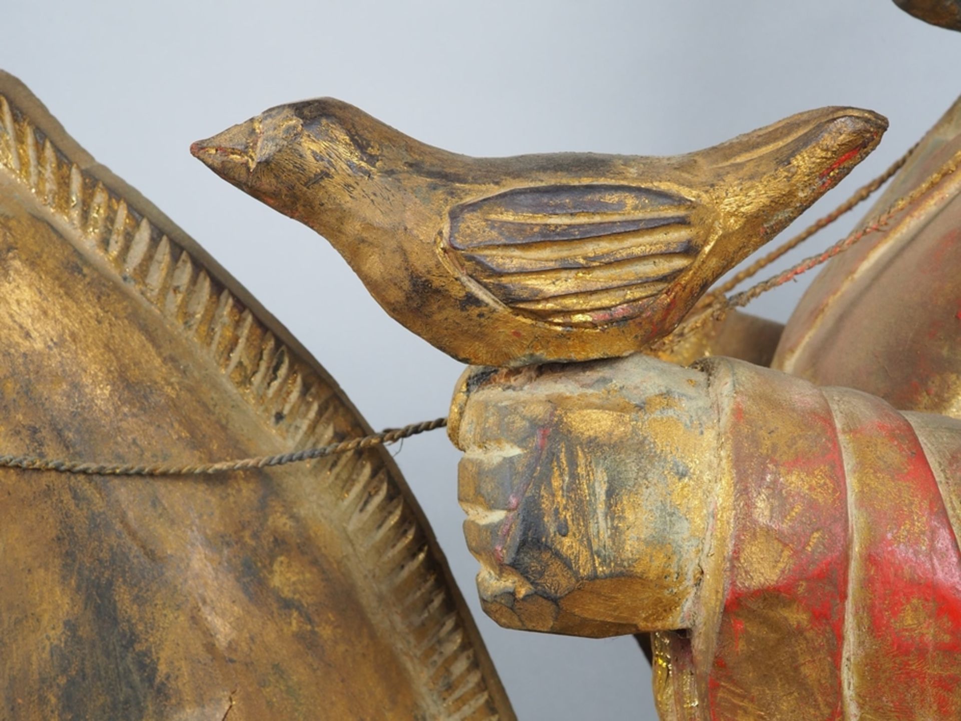 Große chinesische Reiter Skulptur, wohl Göttin Guanyin zu Pferd, Tang-Dynastie Stil, 19. Jh. - Bild 3 aus 8
