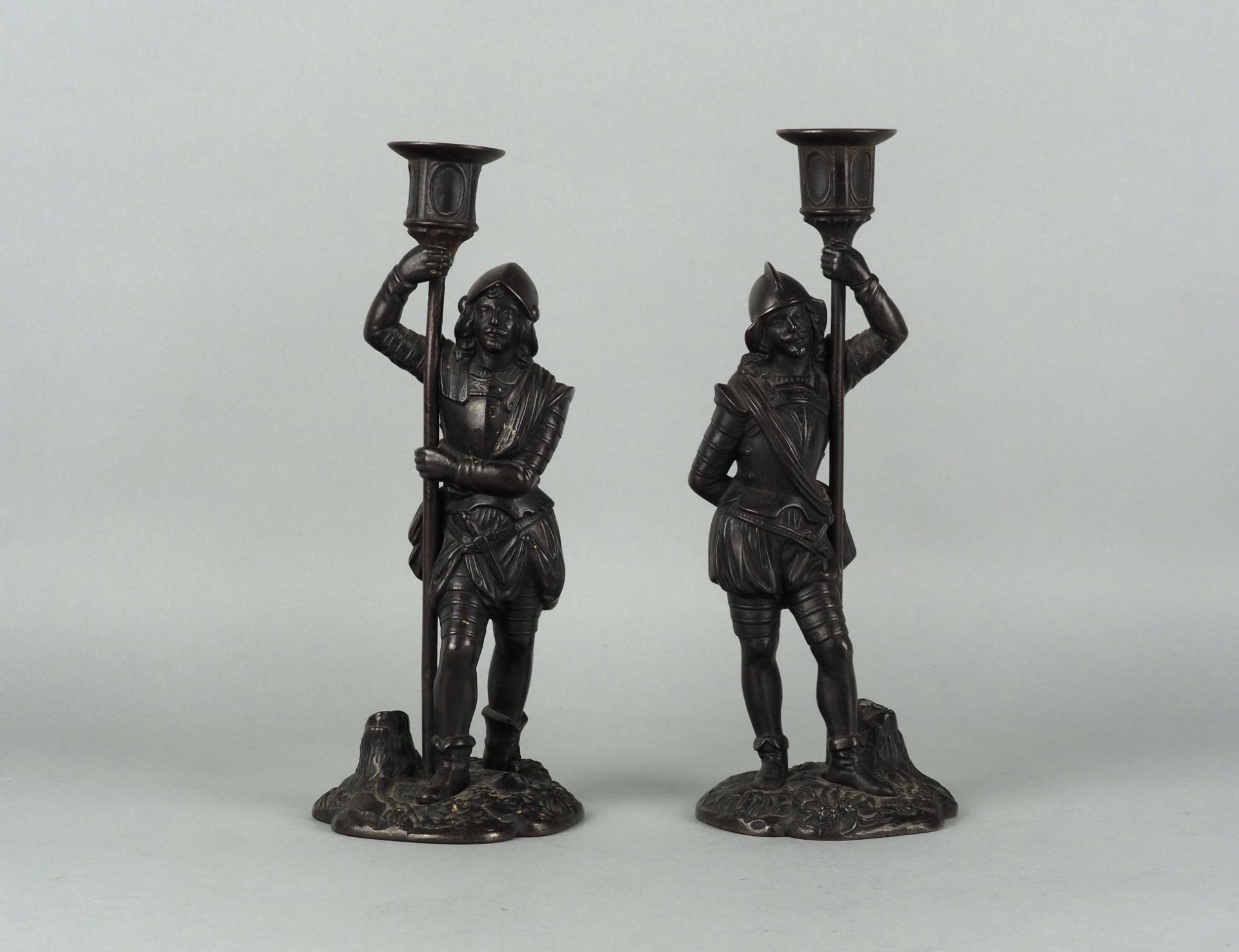 Paar Wächterskulpturen als Kerzenhalter aus Eisenguss, um 1850