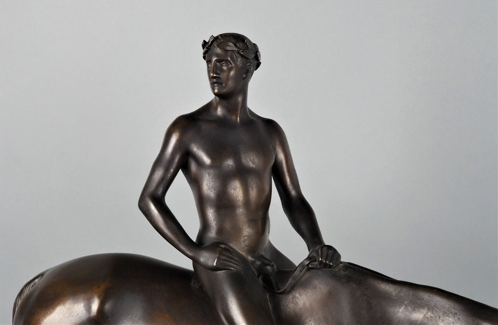 Imposante und außergewöhnlich seltene Bronze von Albert Hinrich Hussmann (fecit) eines männlichen A - Bild 3 aus 8