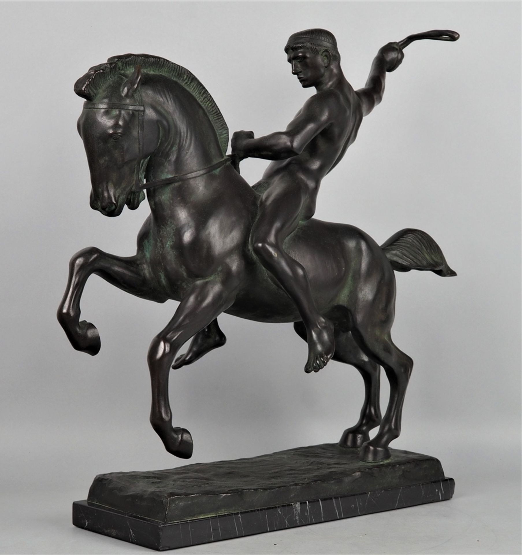 Heroische Bronze eines Kriegers auf dem Rücken eines galoppierenden Pferdes von Berthold Stölzer 19 - Bild 2 aus 6