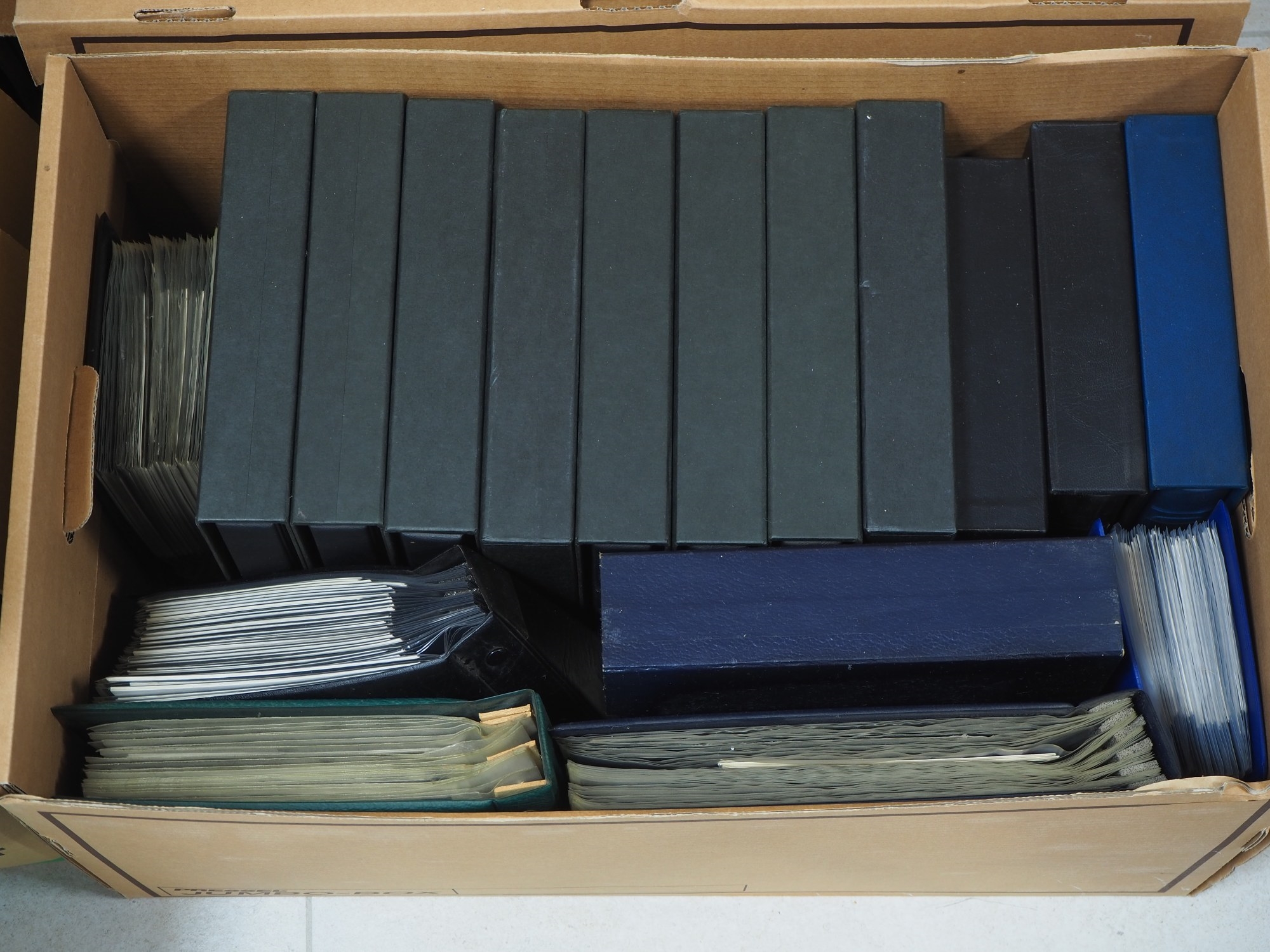 Huge assortment of stamps, plus numismatic sheets with commemorative coins, 18 full moving boxes - Image 4 of 23