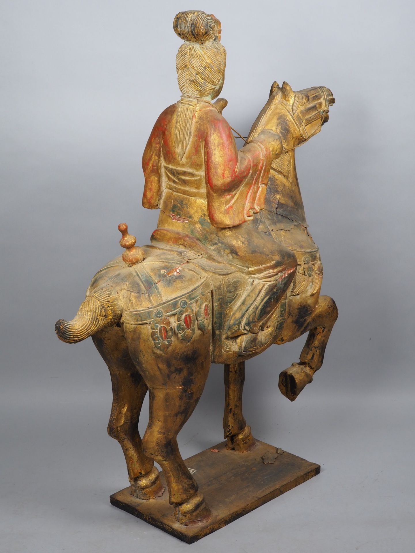 Große chinesische Reiter Skulptur, wohl Göttin Guanyin zu Pferd, Tang-Dynastie Stil, 19. Jh. - Bild 5 aus 8