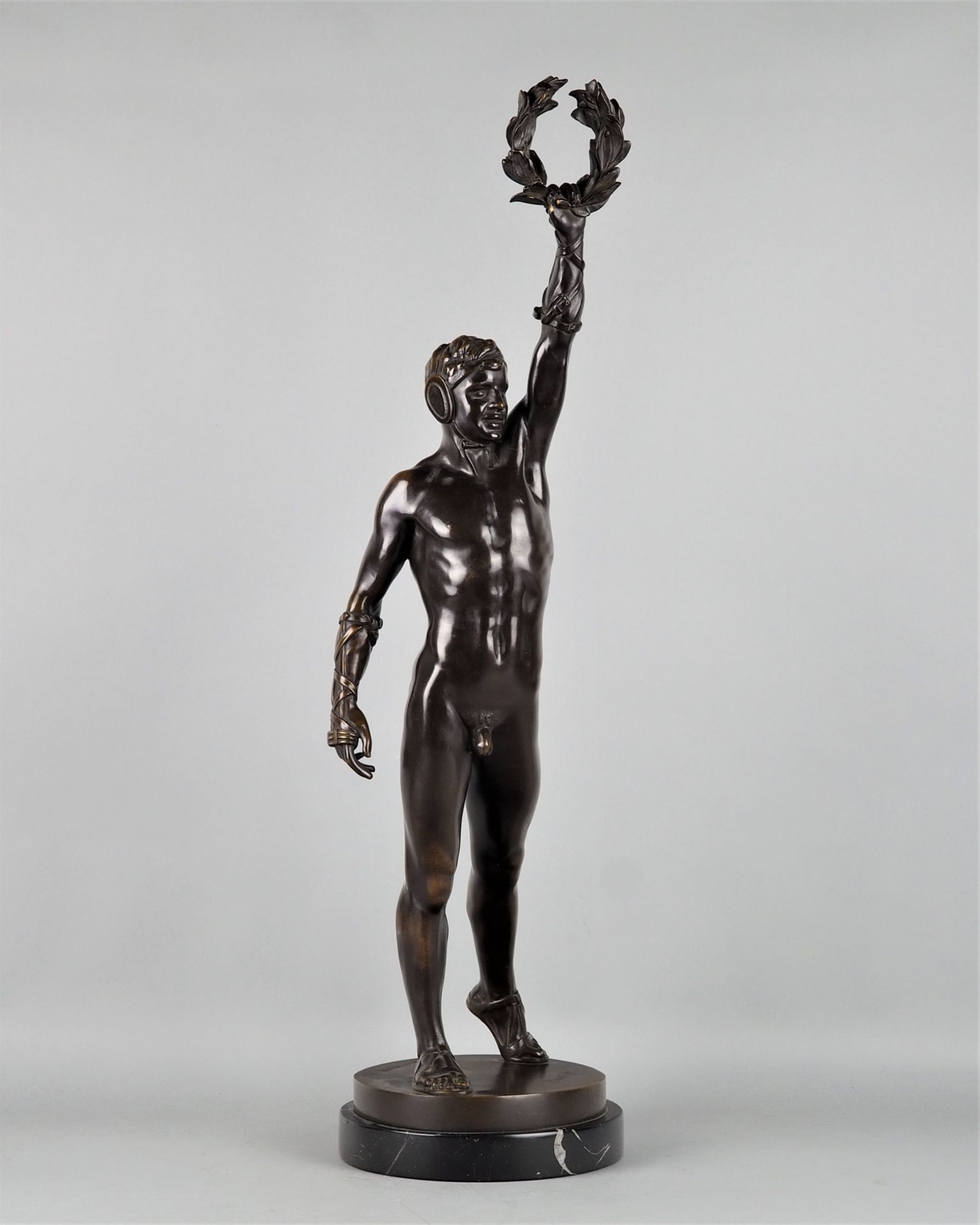 Große Bronze eines siegreichen Faustkämpfers von Heinrich Baucke um 1900, H. 66cm